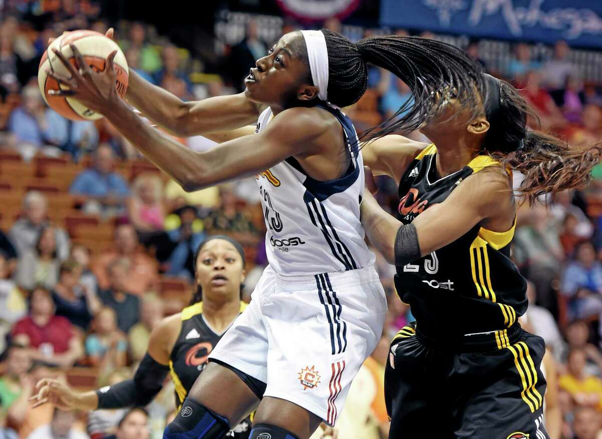 The Sun’s Chiney Ogwumike, front left, beats Tulsa Shock’s Glory Johnson to a rebound during a July 3 game.