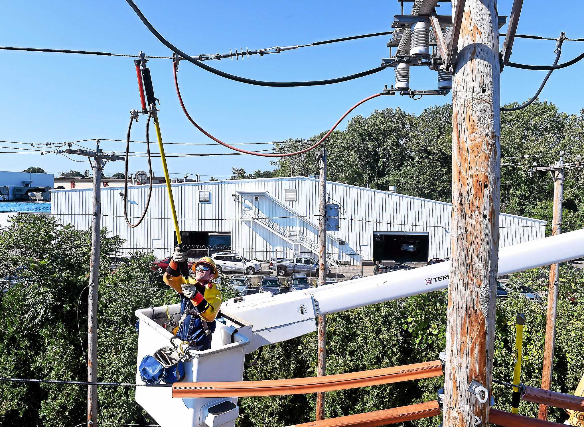 United Illuminating trains class of line workers for certification test