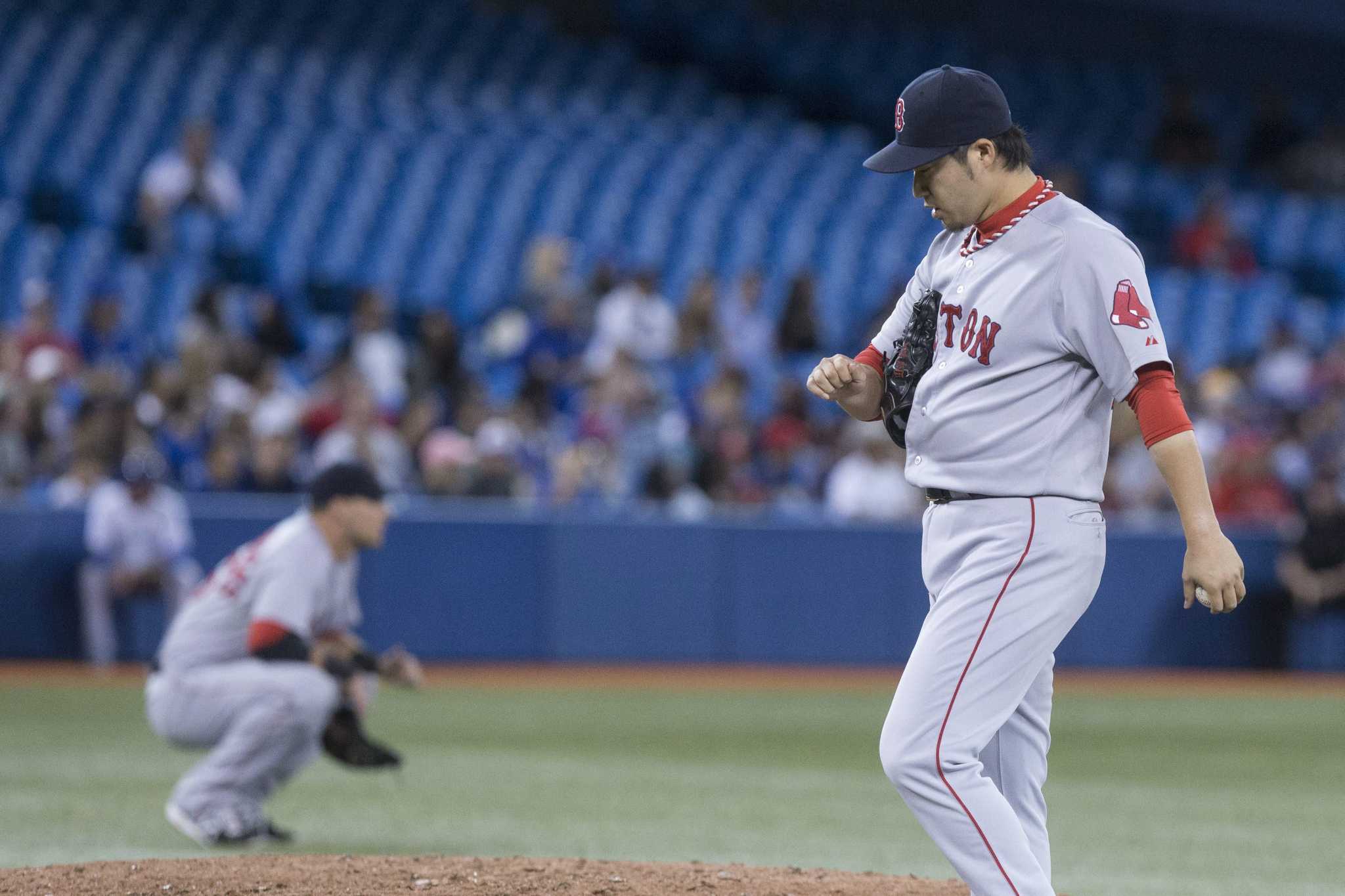 Mark Buehrle wins 4th straight as Jays beat Red Sox