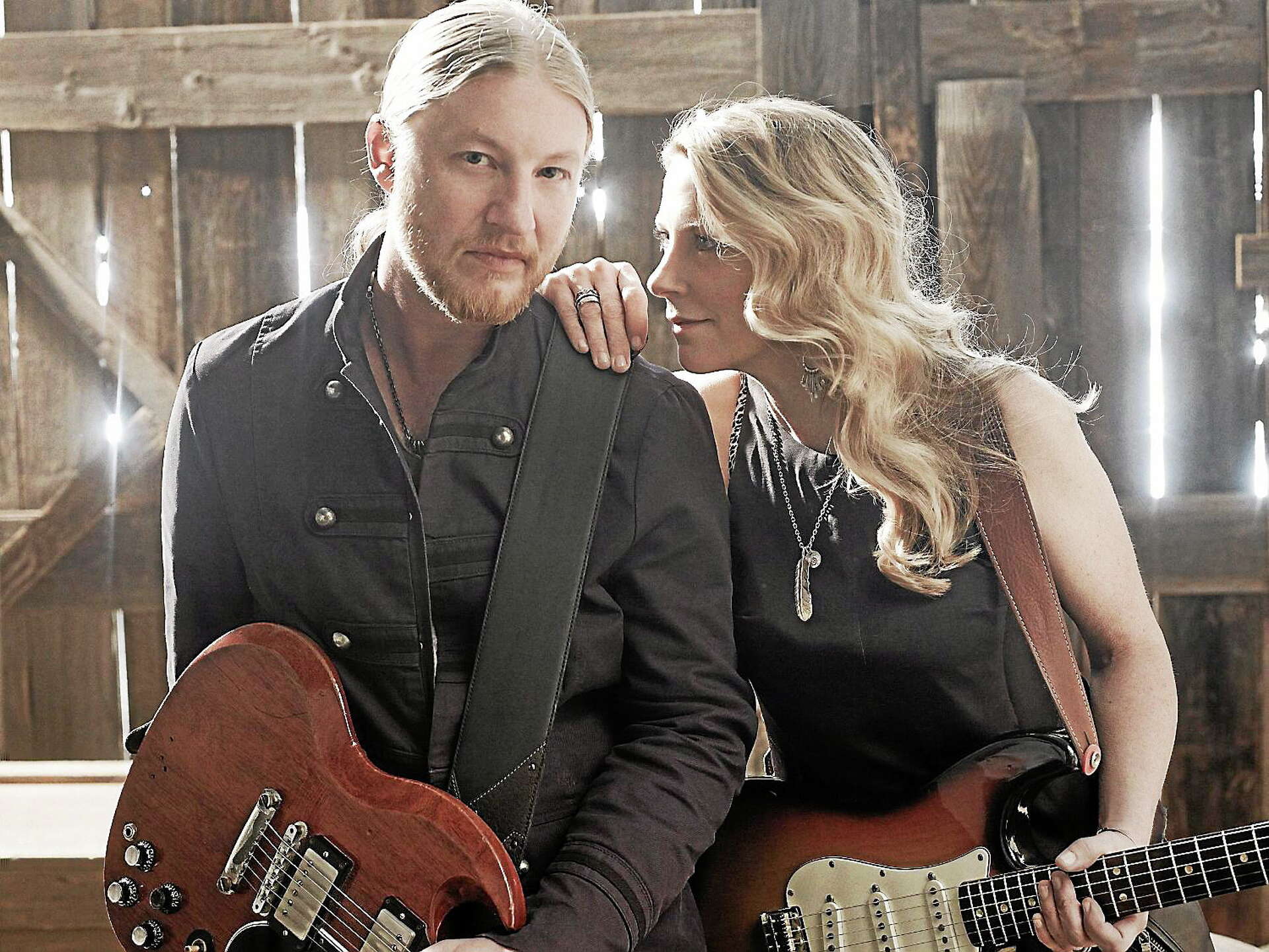 Watch Susan Tedeschi Guest With The Derek Trucks Band On CBS In 2002, image size:1920x1440