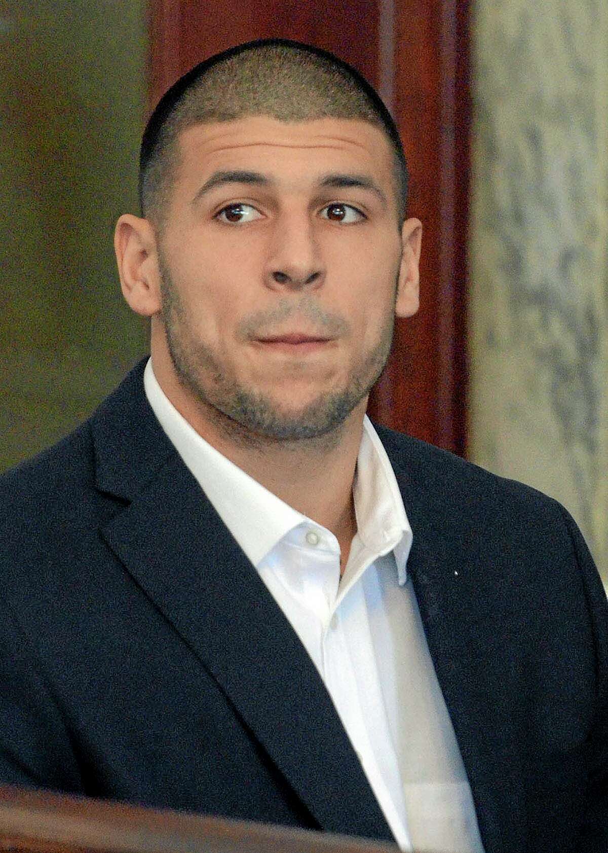 El ex jugador de los Patriots de Nueva Inglaterra, Aaron Hernández, aparece en una audiencia judicial el 30 de agosto de 2013, en Attleboro, Massachusetts. (AP Photo/The Sun Chronicle, Mike George, Pool, File)