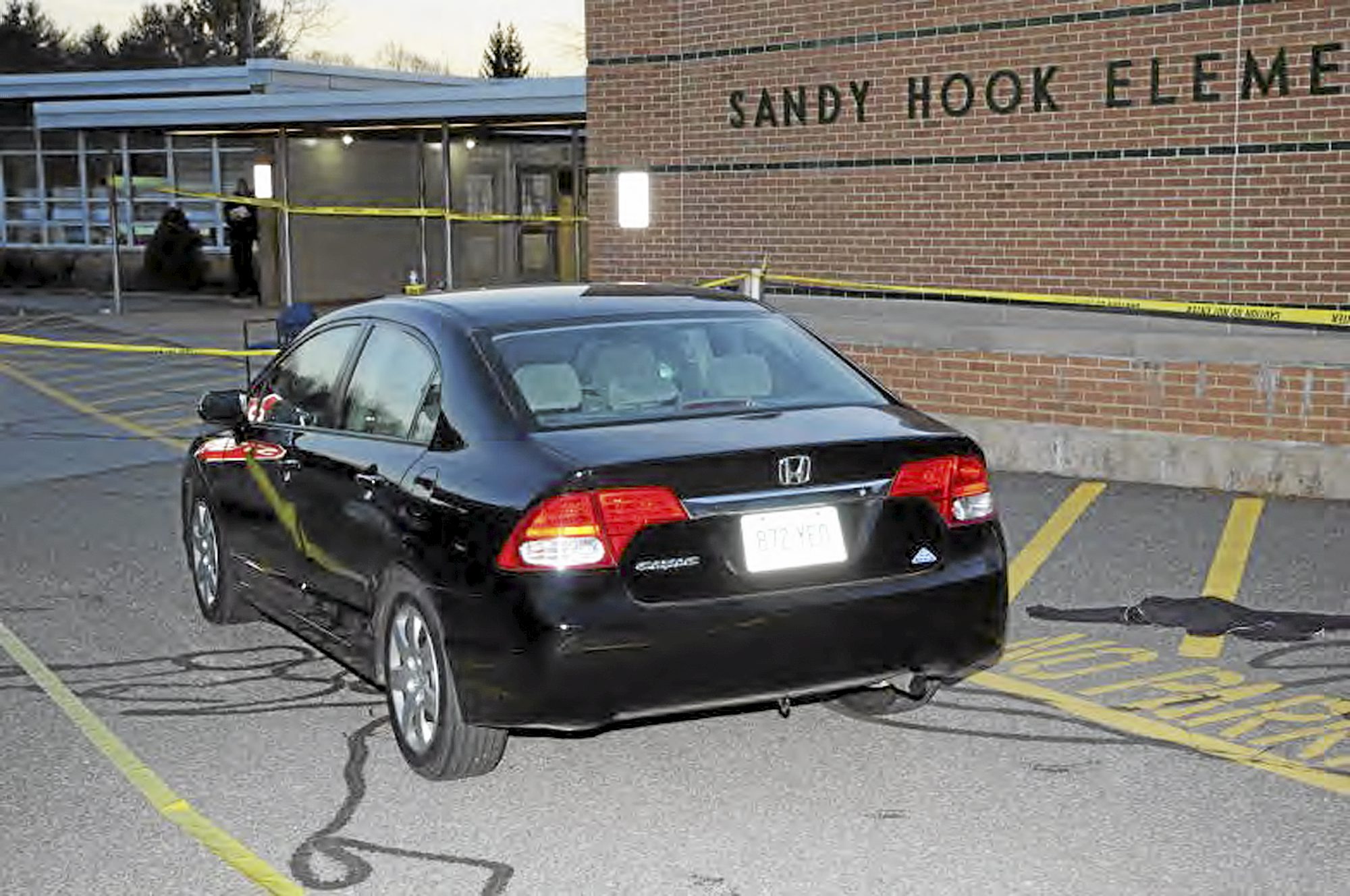 Sandy Hook report Police waited 5 minutes to enter school