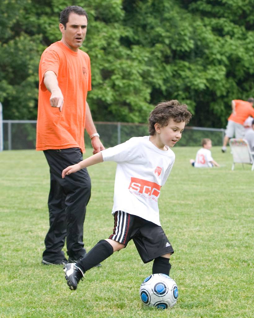 Ridgefield CBS basketball analyst Seth Davis juggles demands of family