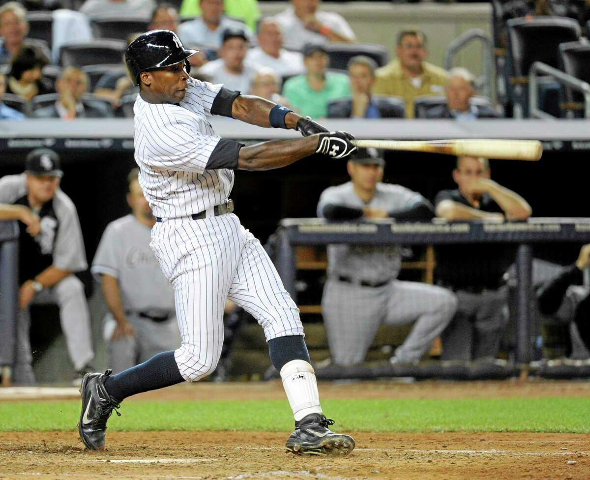 The Yankees’ Alfonso Soriano hits a sacrifice fly to score Derek Jeter during the seventh inning of Wednesday’s game against the Chicago White Sox. The Yankees won 6-5.