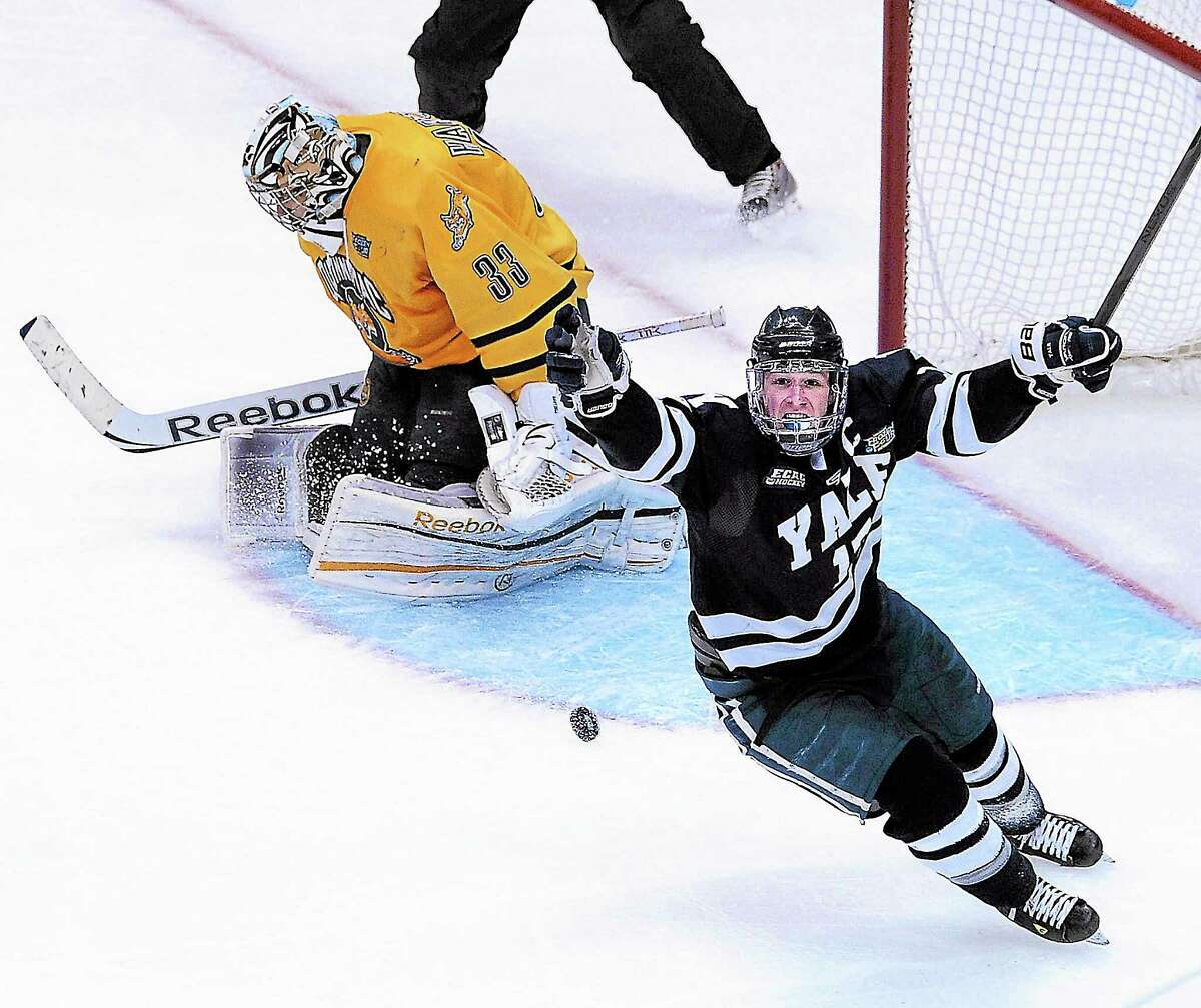 Gallery: Women's Hockey falls to Holy Cross at Frozen Fenway