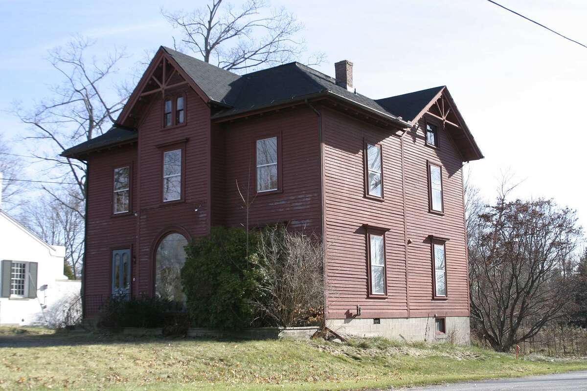 : The historic structure in Litchfield center that Chabad Lubavitch of Northwest Connecticut is applying to move into. Litchfield County Times file photo.