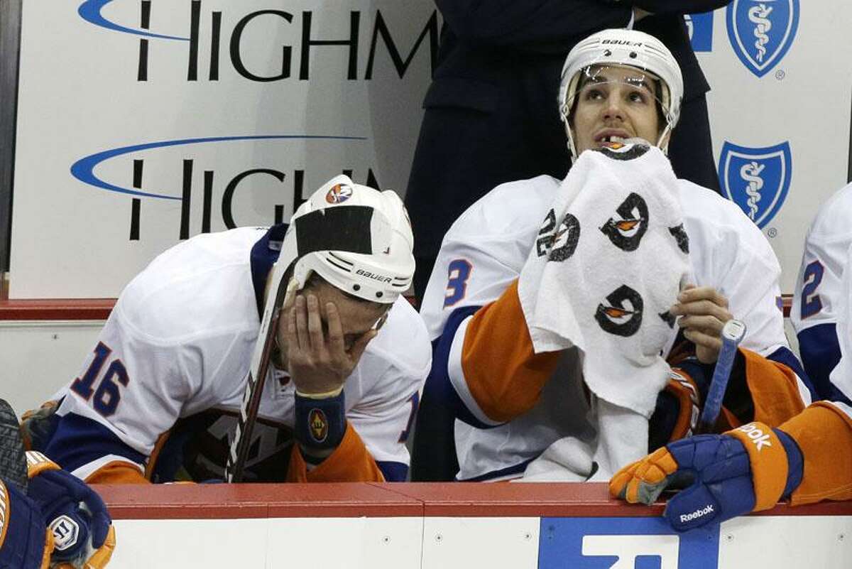 The Islanders' Goalie Entered With a Shutout Streak. He Left on the Bench.  - The New York Times