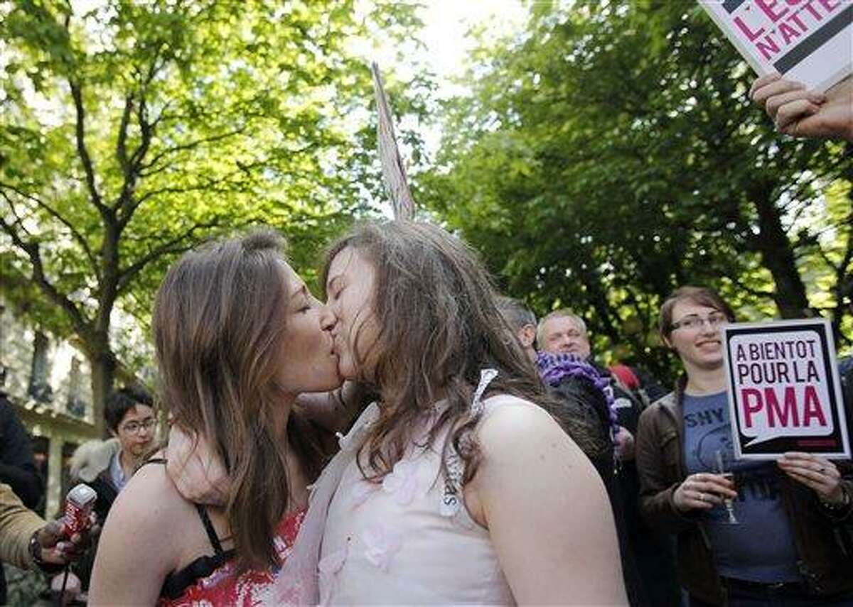 France legalizes gay marriage pic