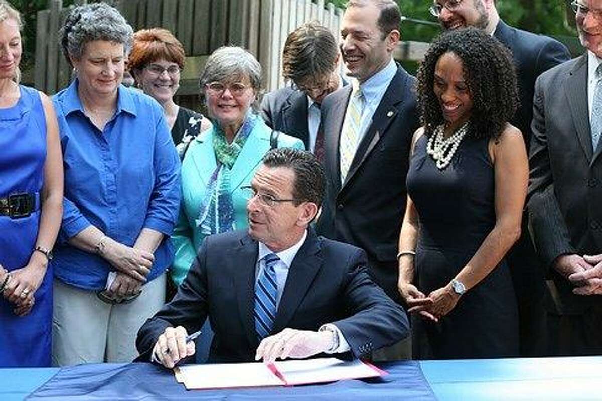 Gov. Dannel P. Malloy signs executive order creating the Office of Early Childhood. Christine Stuart/CT NewsJunkie