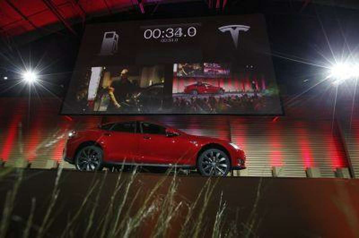 Tesla Motors Inc demonstrates its new battery swapping program in Hawthorne, California June 20, 2013. Tesla Motors Inc on Thursday unveiled a system to swap battery packs in its electric cars in about 90 seconds, a service Chief Executive Elon Musk said will help overcome fears about their driving range. REUTERS/Lucy Nicholson (UNITED STATES - Tags: TRANSPORT BUSINESS)