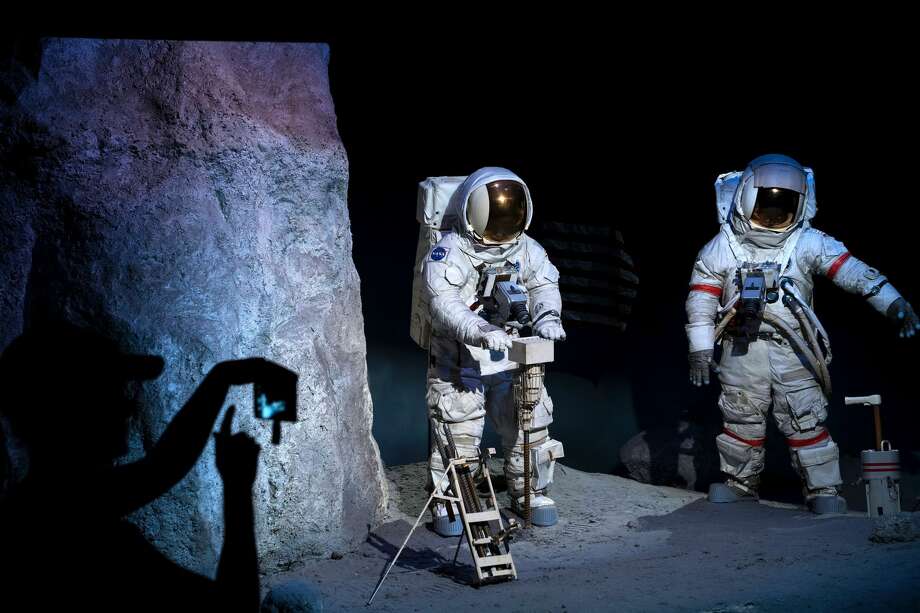 When I spent the night at the Houston Space Center, I had over 250,000 square feet and about 400 artifacts (almost) for me. Photo: BRENDAN SMIALOWSKI / AFP / Getty Images