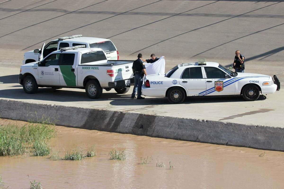 Police officers and border patrol officers remain near the corpse of a Guatemalan migrant in El Paso, ﻿seen from Ciudad Juarez, Chihuahua, Mexico on Tuesday. ﻿Four Guatemalan migrants died as they tried to cross the﻿ Rio Grande, ﻿in an attempt to enter the United States.﻿