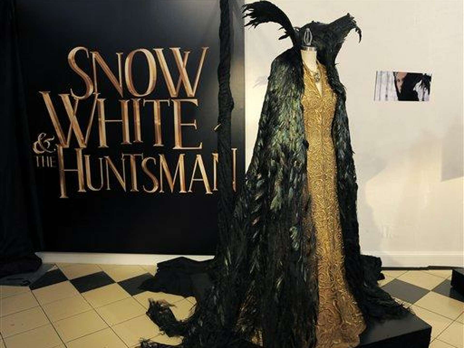 Theron's evil queen wears feathers, beetle wings, image size:1920x1440