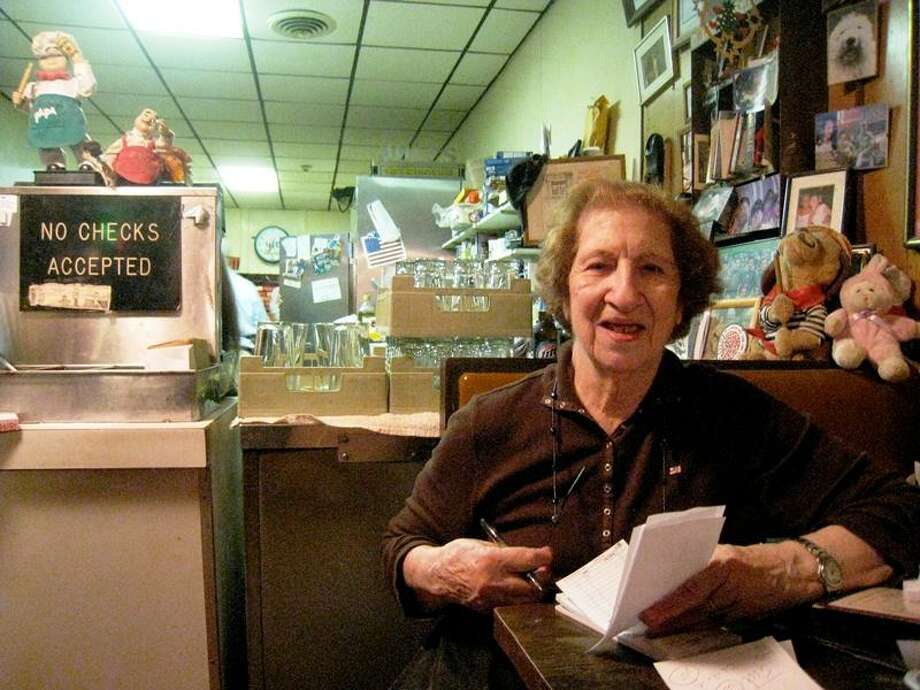 New Havens Sallys Apizza Matriarch Flo Consiglio Dies New Haven