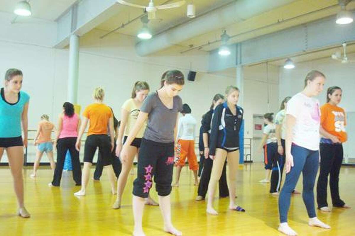 Oneida High School dancers prepare for routine with Syracuse