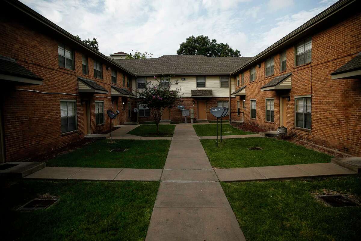 The Ewing Apartments are one of the Houston Housing Authorities public housing developments Tuesday, July 25, 2017 in Houston. ( Michael Ciaglo / Houston Chronicle )