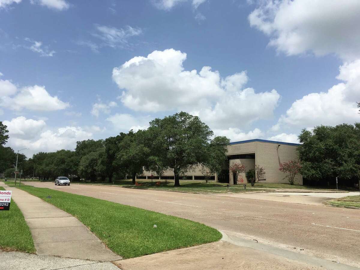 Rockspring Capital has purchased a building at 3900 Dacoma, just north of U.S. 290 near Loop 610.﻿