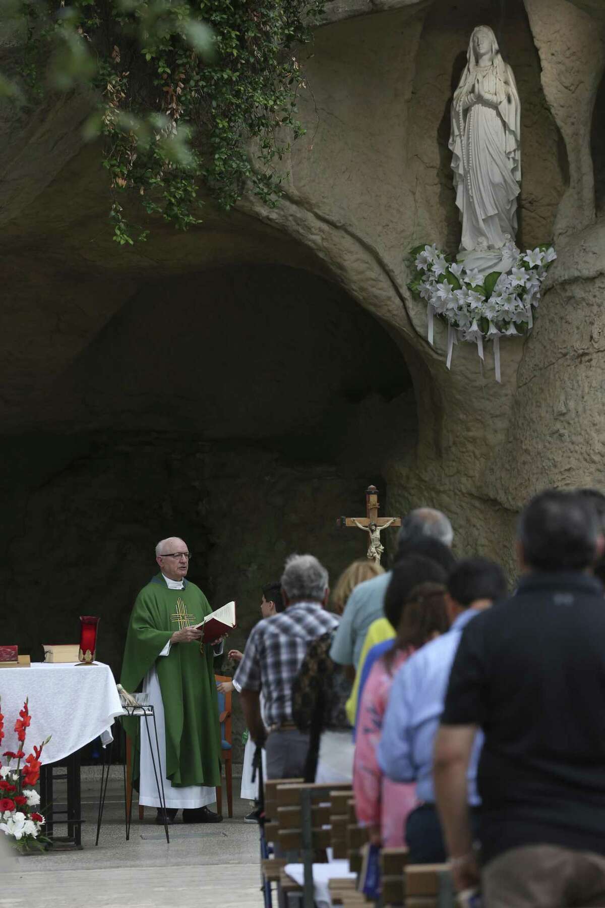 The Rev. Saturnino Lajo celebrates a summer Mass with congregants and visitors at Oblate Mission’s Our Lady of Lourdes Grotto and Tepeyac de San Antonio. Lajo is director of the Grotto’s Hispanic ministries and celebrates its Spanish-language Mass.