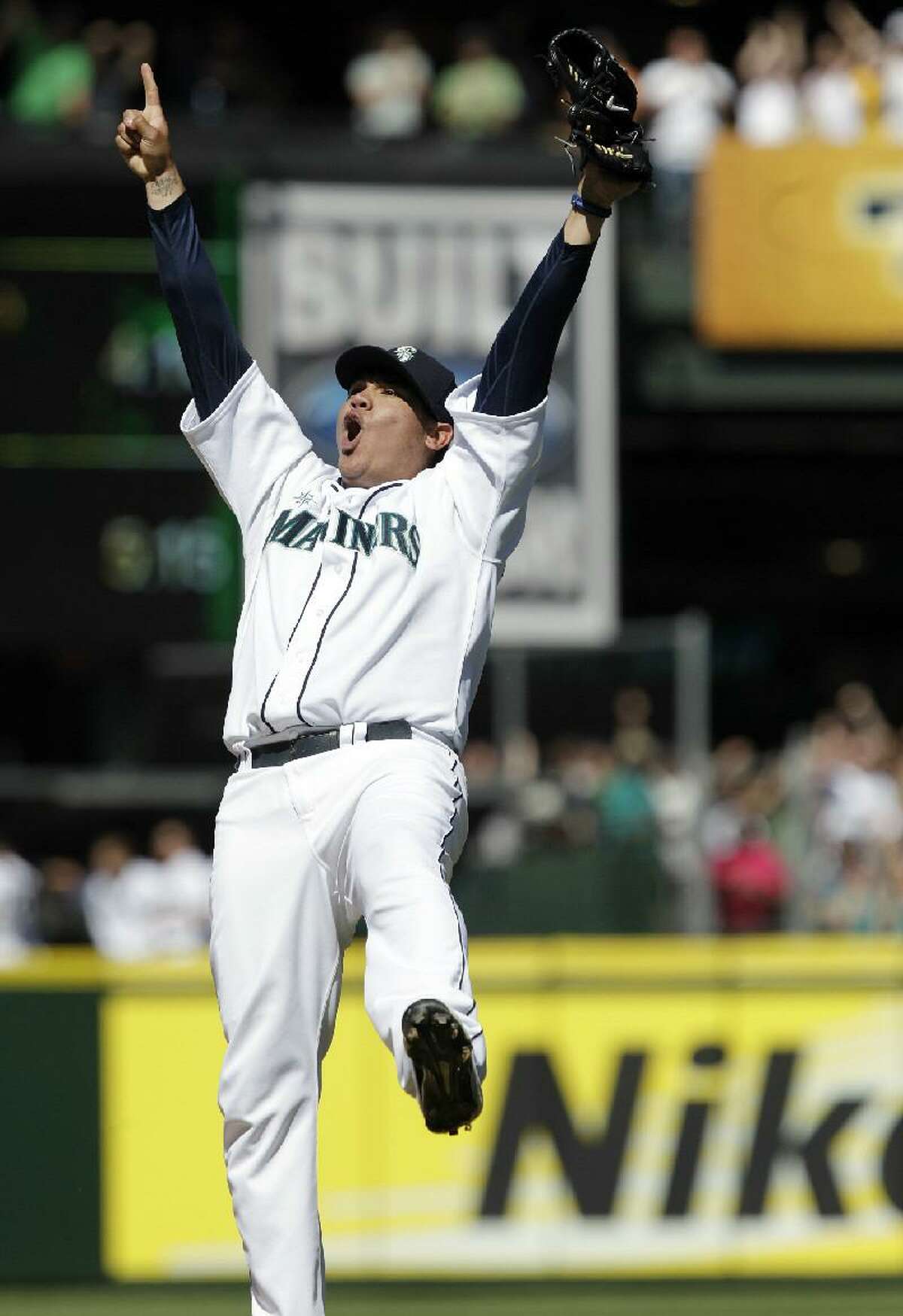 Felix Hernandez throws perfect game for Seattle Mariners in 1-0