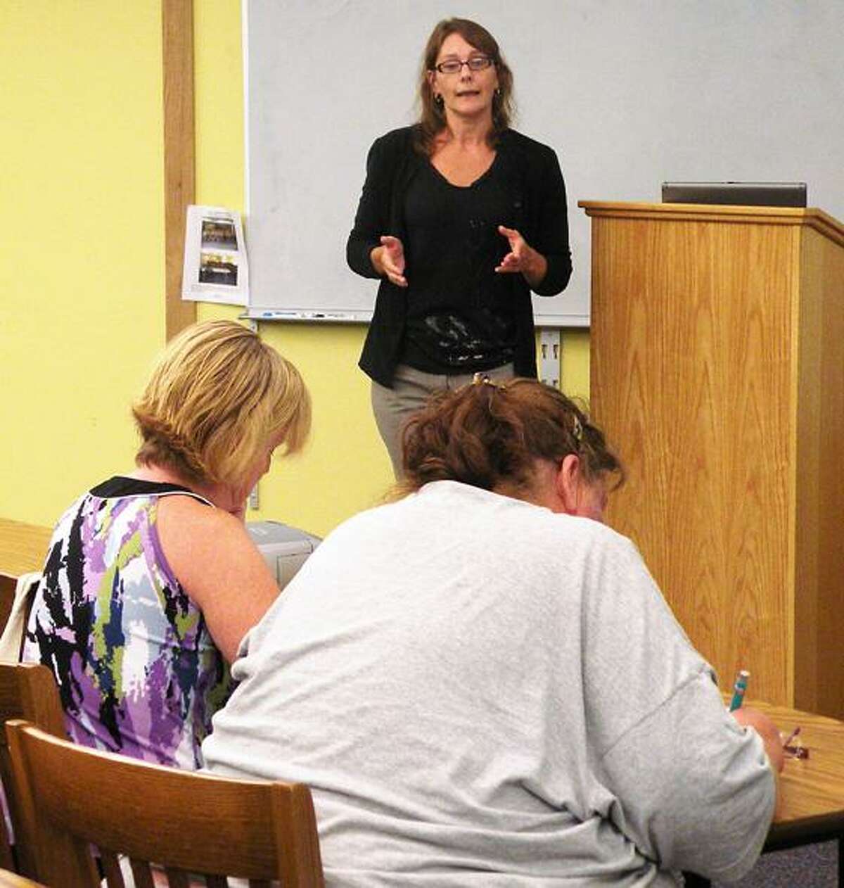 Photo Special to The Dispatch by MICHAEL YEOMAN Gretchen Slater of BRiDGES discusses the effects of bath salts to a group at Chittenago Library Monday evening, Aug. 13, 2012.