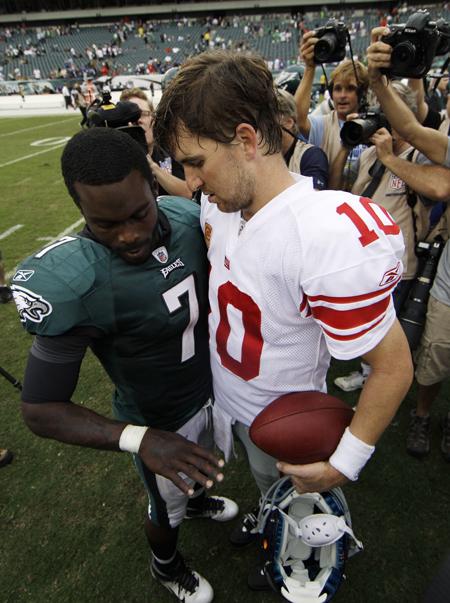 Sep 12, 2004; Philadelphia, PA, USA; NY Giants' quarterback ELI MANNING  looks at the sideline for a play in the 4th quarter of the New York Giants  v. Philadelphia Eagles football game