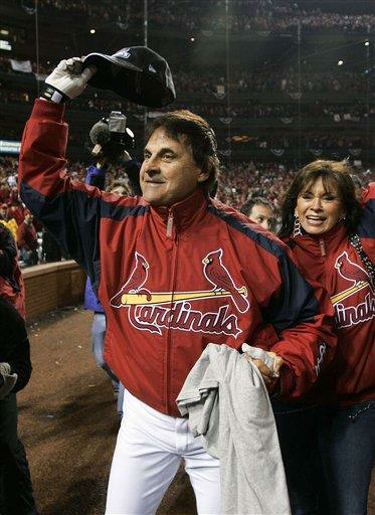 Tony La Russa retires; he was a fixture at Roger Dean Stadium in Jupiter  for 14 springs