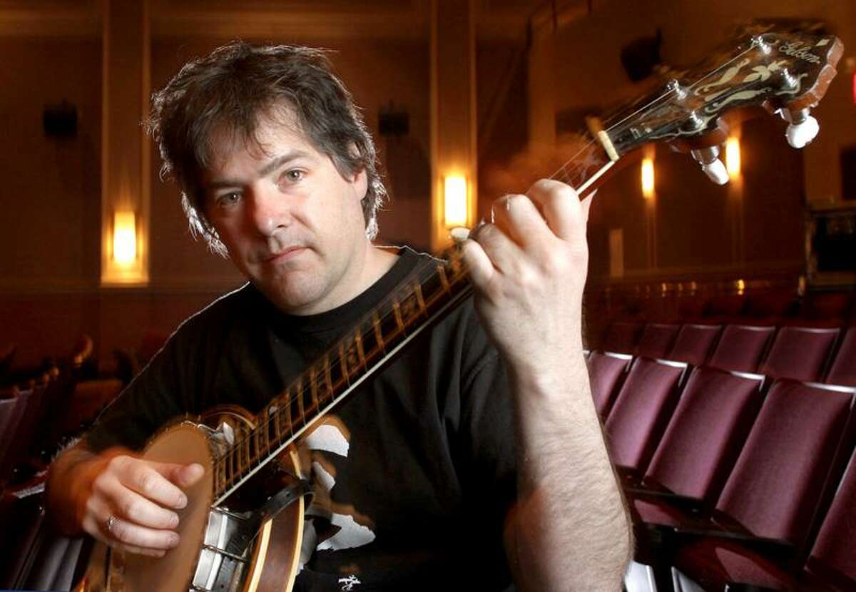 Bela Fleck is photographed at the Kentucky Theater in Lexington, Ky. on Thursday, March 16, 2006. (AP Photo/Brian Tietz)