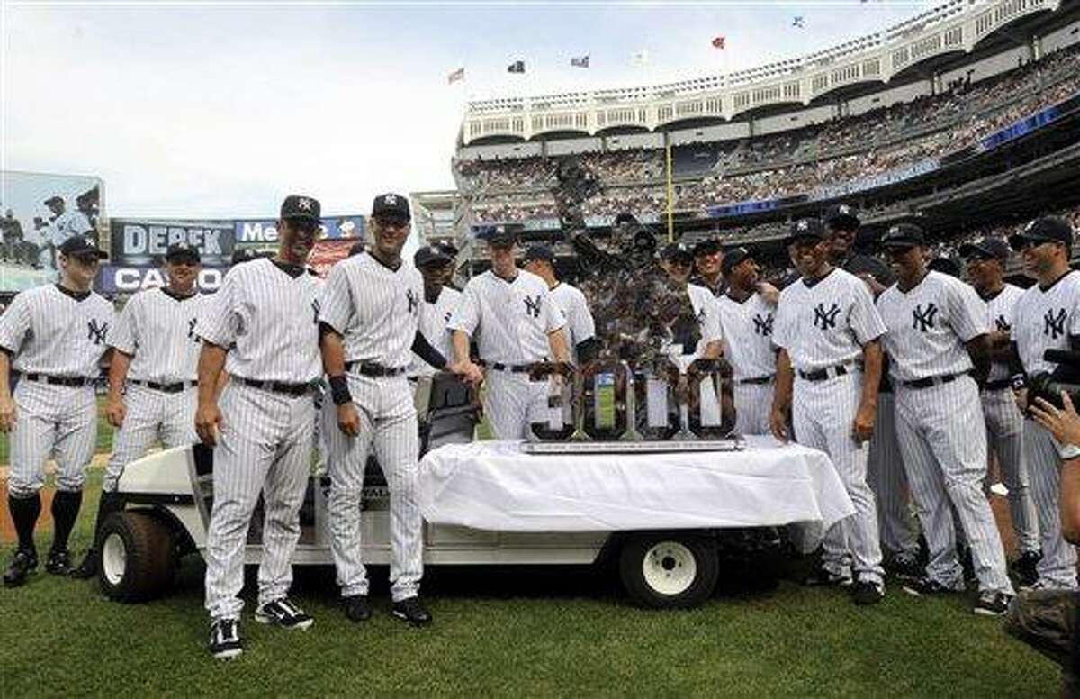 New York Yankees baseball team posed]