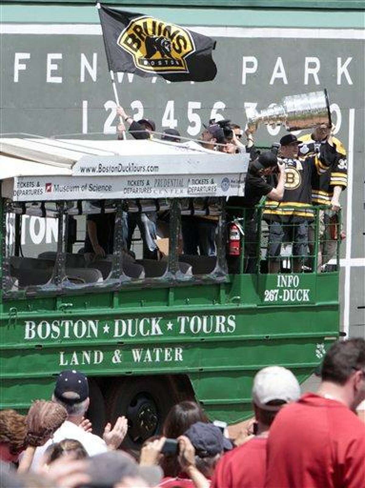 RED SOX: Team salutes champion Bruins, wallops Brewers