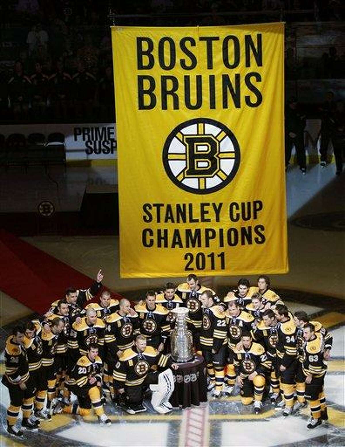 NHL: Bruins raise banner for 2011 Stanley Cup title