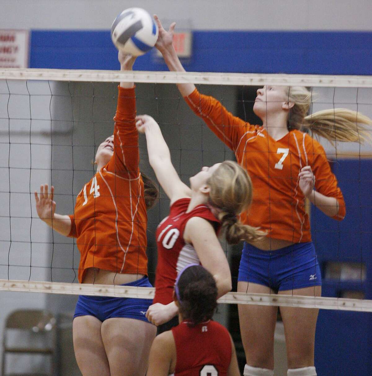 Dispatch Staff Photo by JOHN HAEGER Oneida's Shannon Dowling (14) and Paige Pendleton (7) block the shot of J-D's Jess Butler (10) in the first game of the Sec. III Class A match in Oneida on Thursday, Feb. 10, 2011.