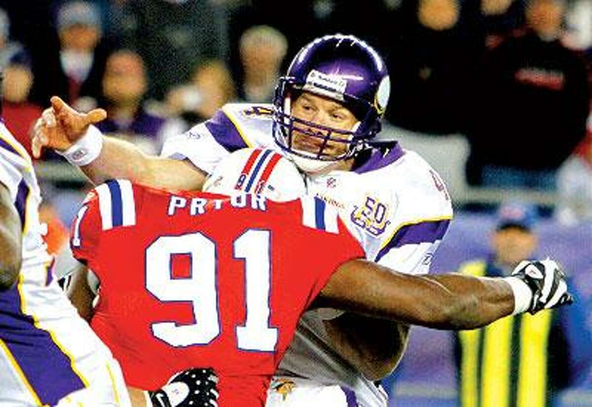 PATRIOTS: New England KO's Favre, Vikings