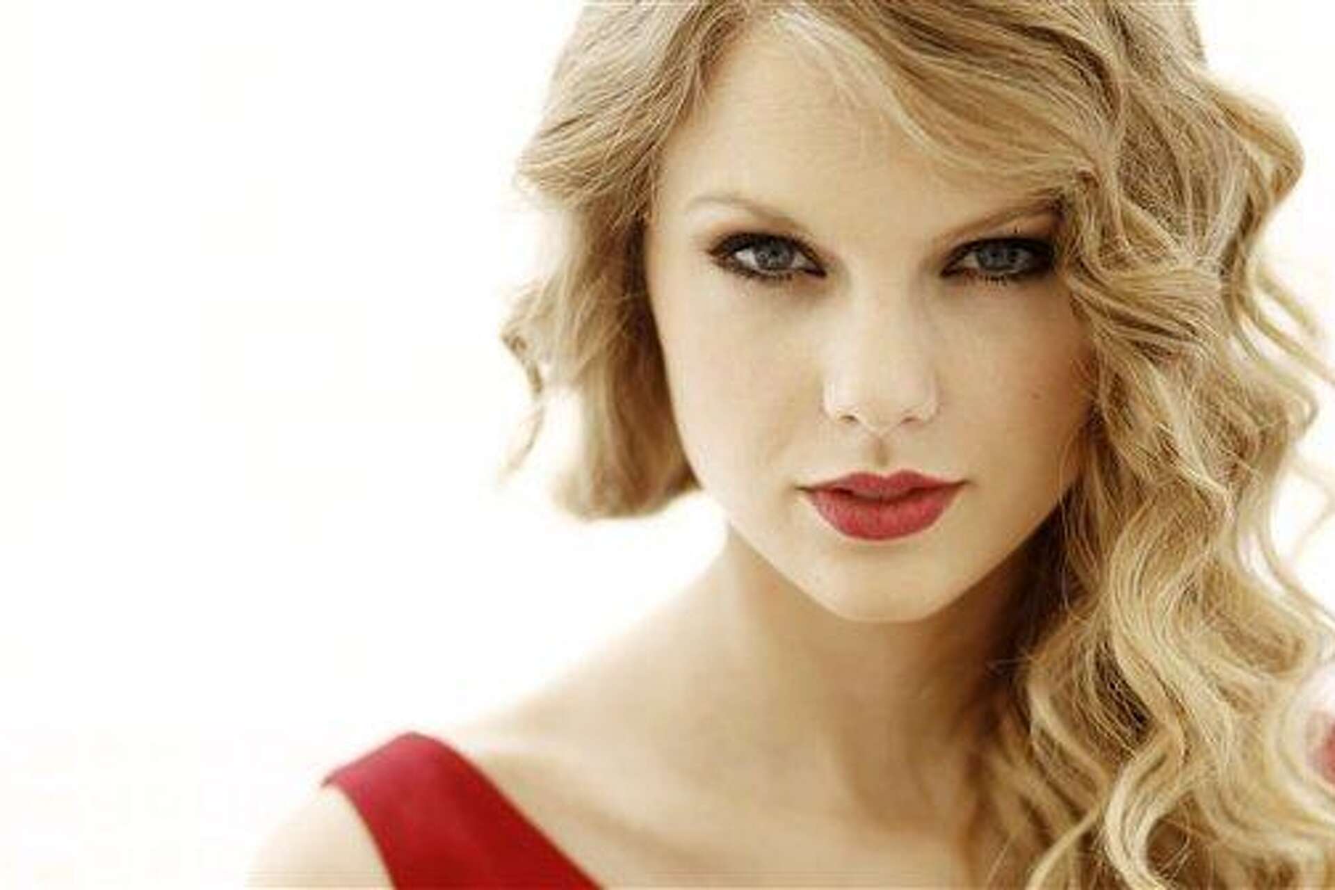 Review: Taylor Swift shows maturity with new CD