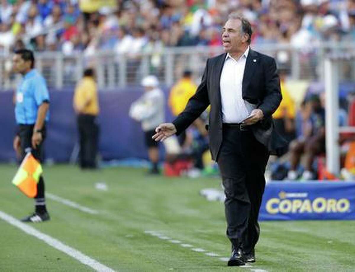 El director técnico de Estados Unidos Bruce Arena da indicaciones en el partido contra Jamaica en la Copa de Oro, en Santa Clara, California. (AP / Marcio José Sánchez)