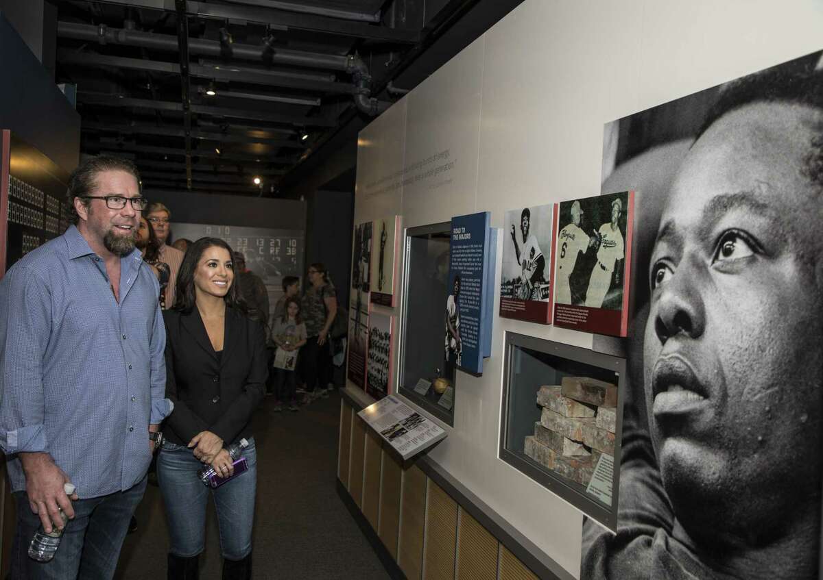 In this photo provided by the National Baseball Hall of Fame and Museum, Jeff Bagwell and his wife Rachel look at a photo of Hank Aaron at the National Baseball Hall of Fame and Museum in Cooperstown, N.Y., Tuesday, March 28, 2017. Bagwell will be inducted into the Baseball Hall of Fame in July 2017. (Milo Stewart Jr./National Baseball Hall of Fame via AP)