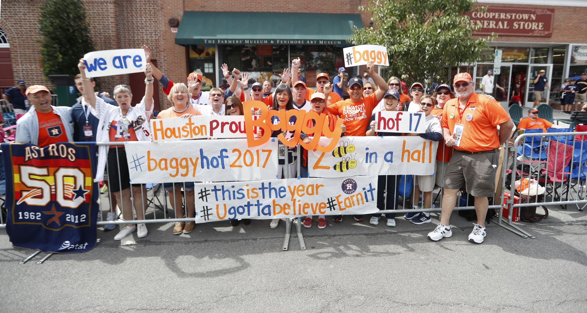 HOUSTON, TX - AUGUST 12: Hall of Famer Jeff Bagwell poses with legendary  sportscaster Bill Brown during his induction into the Astros Hall of Fame  before the baseball game between the Los