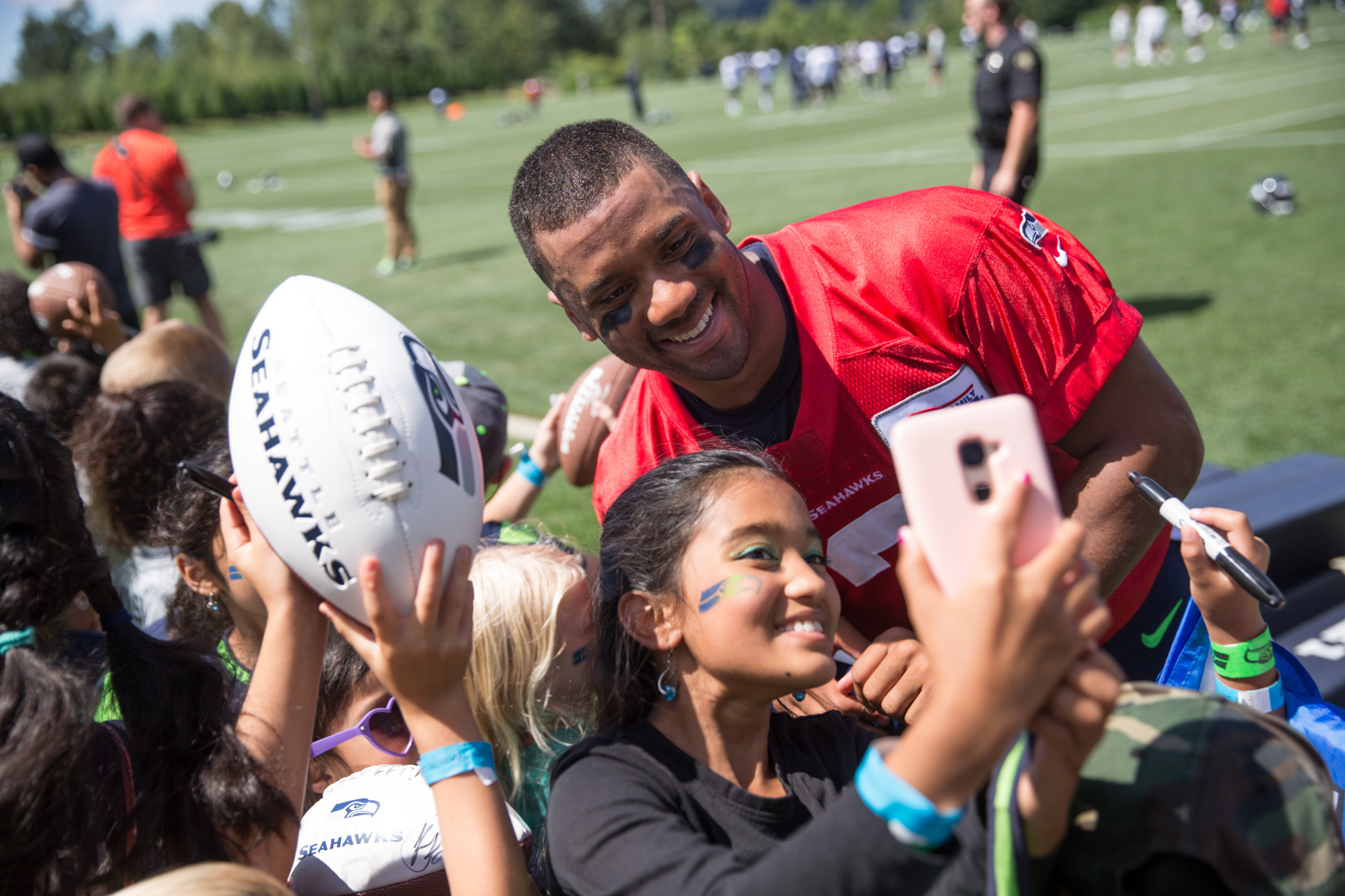 Airline lets Russell Wilson fans wearing his No. 3 jersey board early - Los  Angeles Times