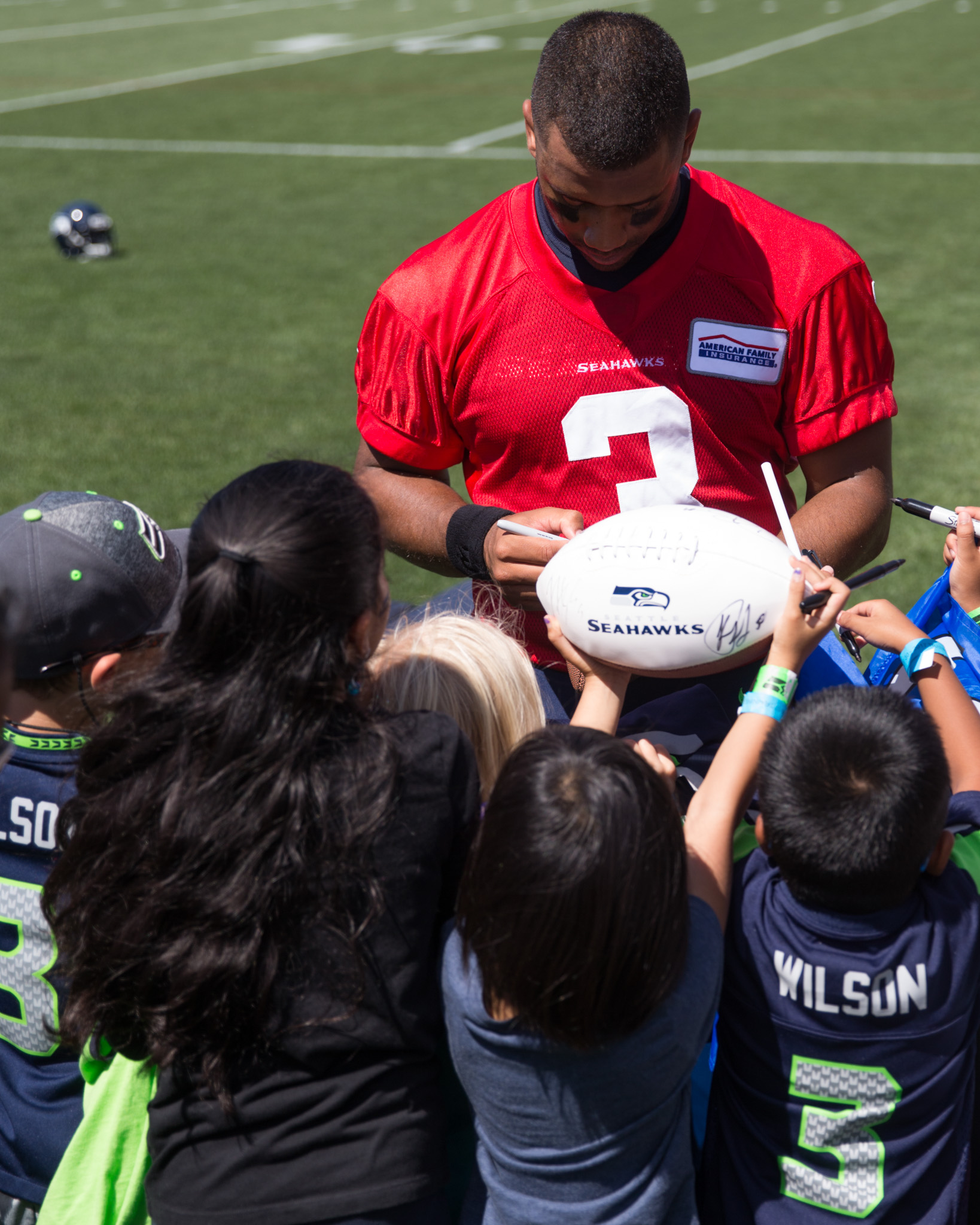 Airline lets Russell Wilson fans wearing his No. 3 jersey board early - Los  Angeles Times