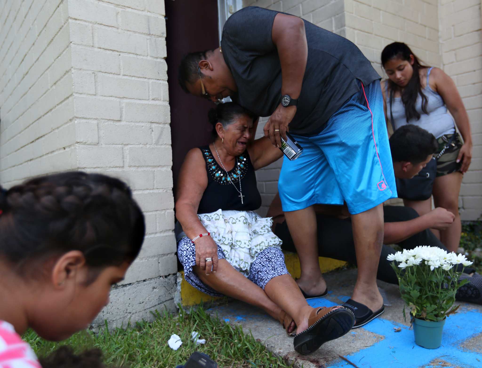 Suspect eludes capture after fatally shooting man outside southwest