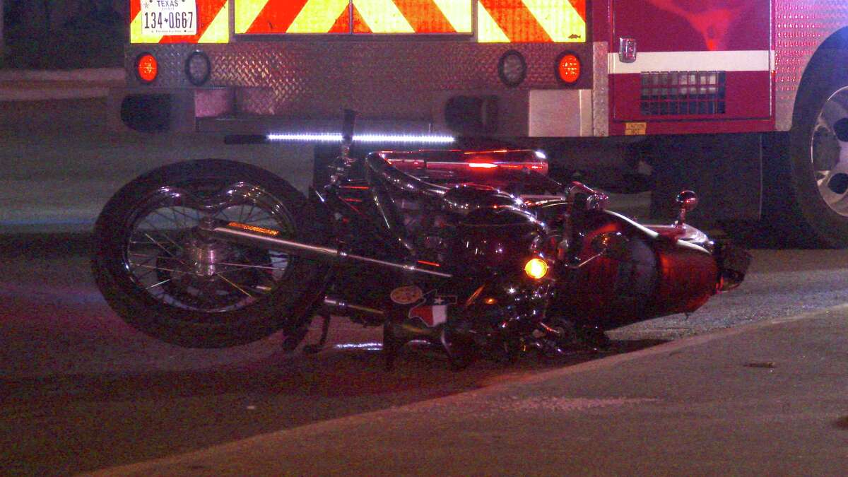 Motorcyclist hospitalized with head injury after crashing into median ...
