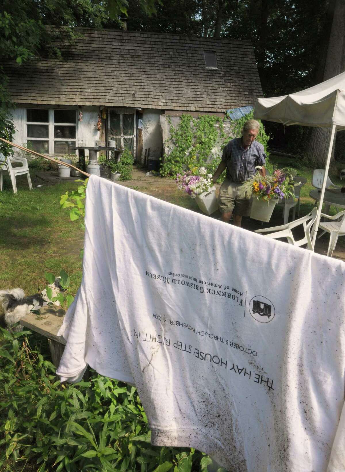 PHOTOS Living Of The Grid in a Hay House