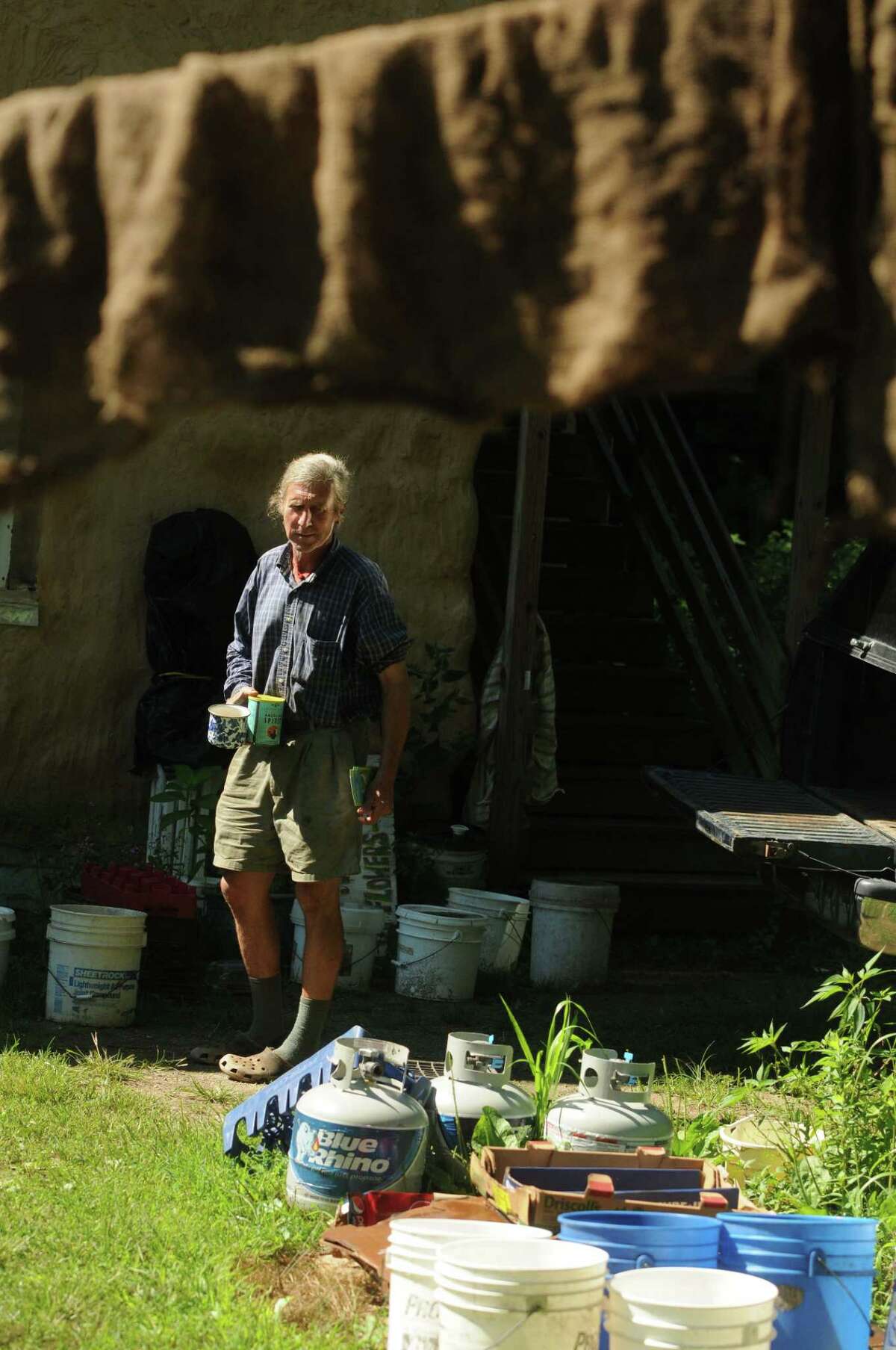 PHOTOS Living Of The Grid in a Hay House