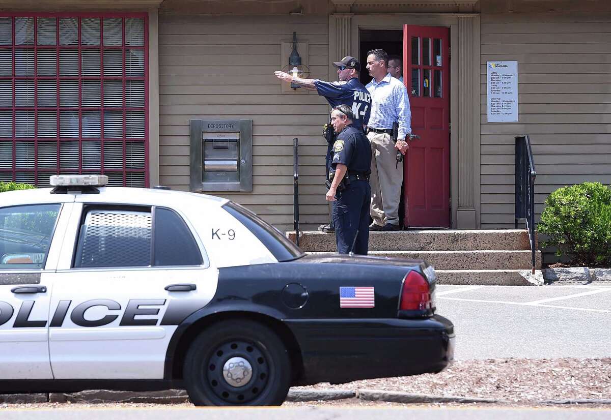 Hamden Police investigate robbery of First Niagara Bank
