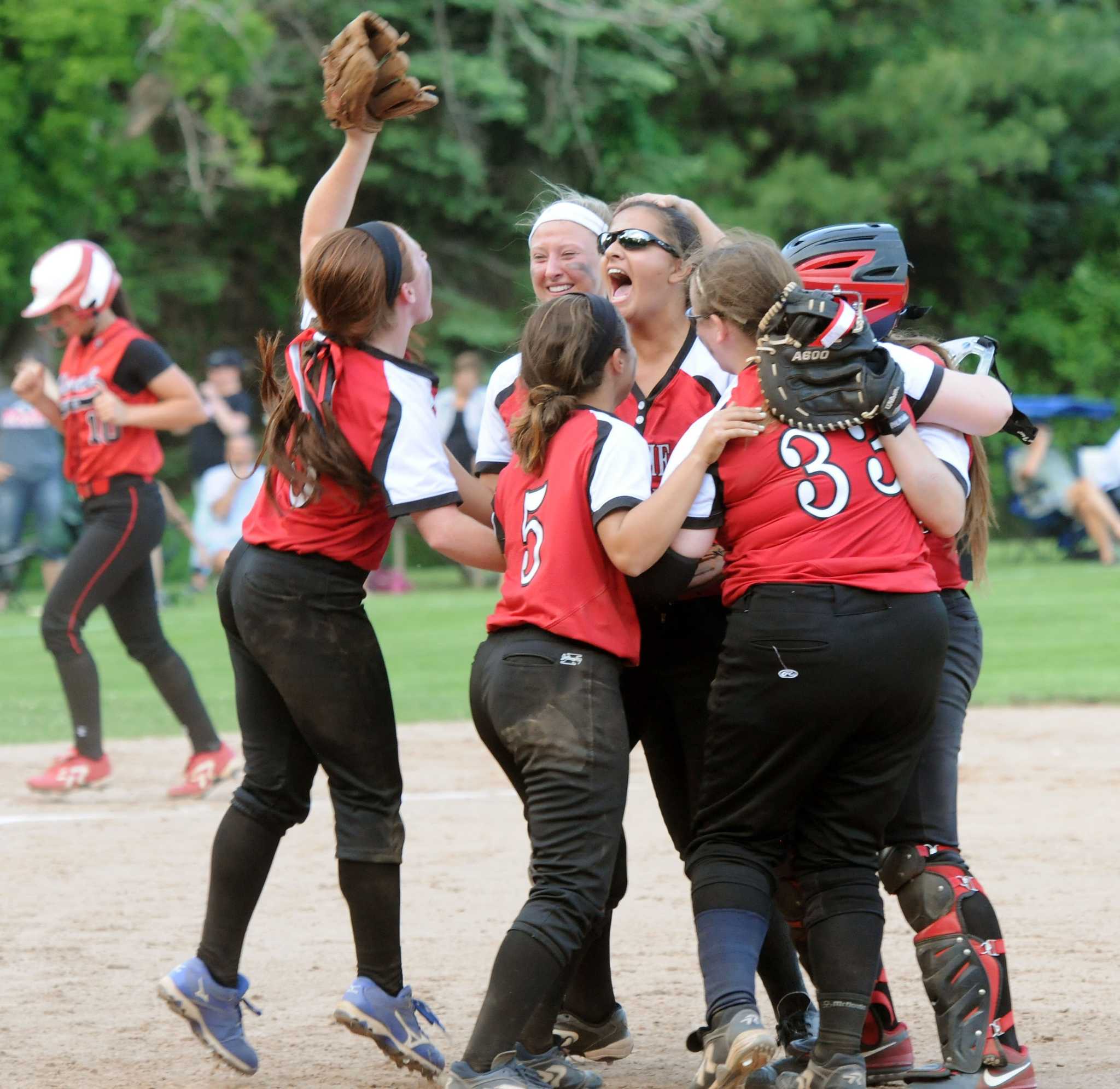 Photos of ciac 2nd round softball sacred heart 3 masuk 1 in monroe