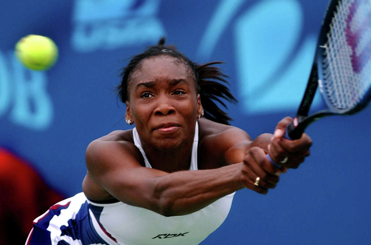 Venus Williams wins first title 1999 venus williams defeats Lindsay davenport in two sets saturday to win the pilot Pen.