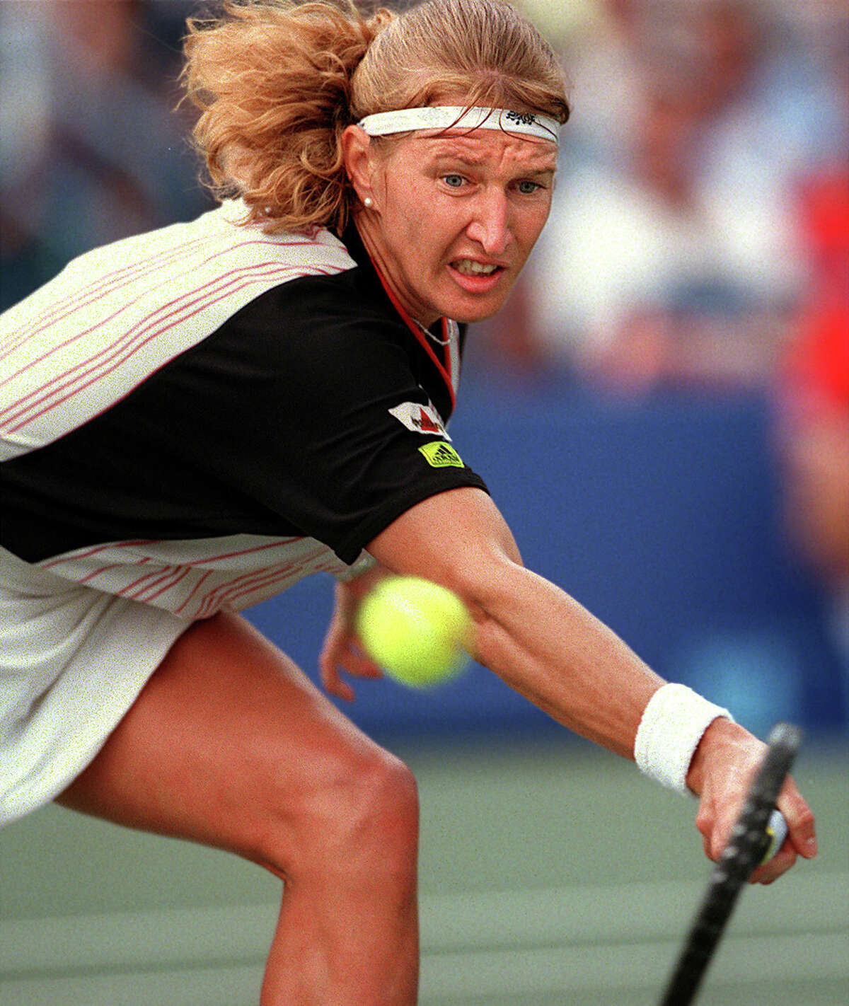 Steffi Graf wins first tournament 1998 Steffi Graf returns to Jana Novotna.