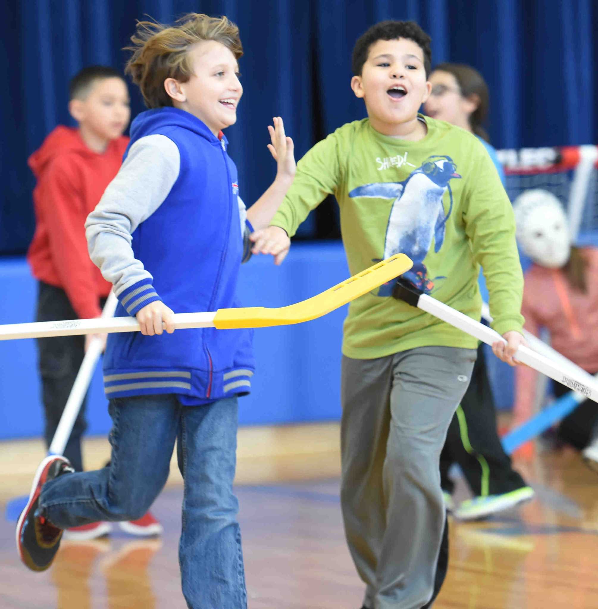 photos-chatfield-lopresti-school-floor-hockey-with-the-sound-tigers