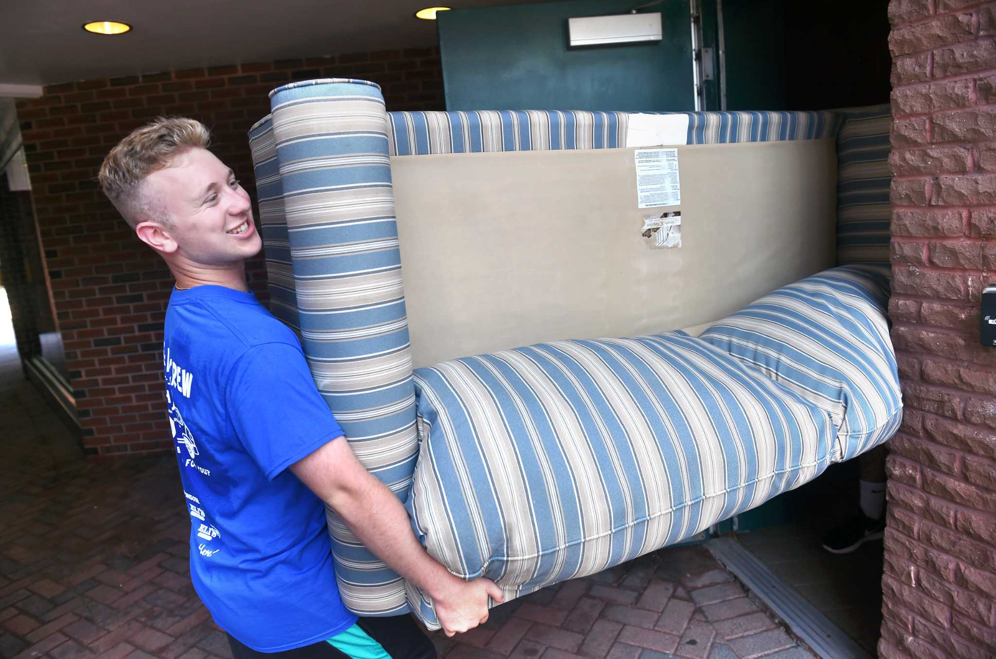 Photos, Freshmen Move into Dorms at Quinnipiac University