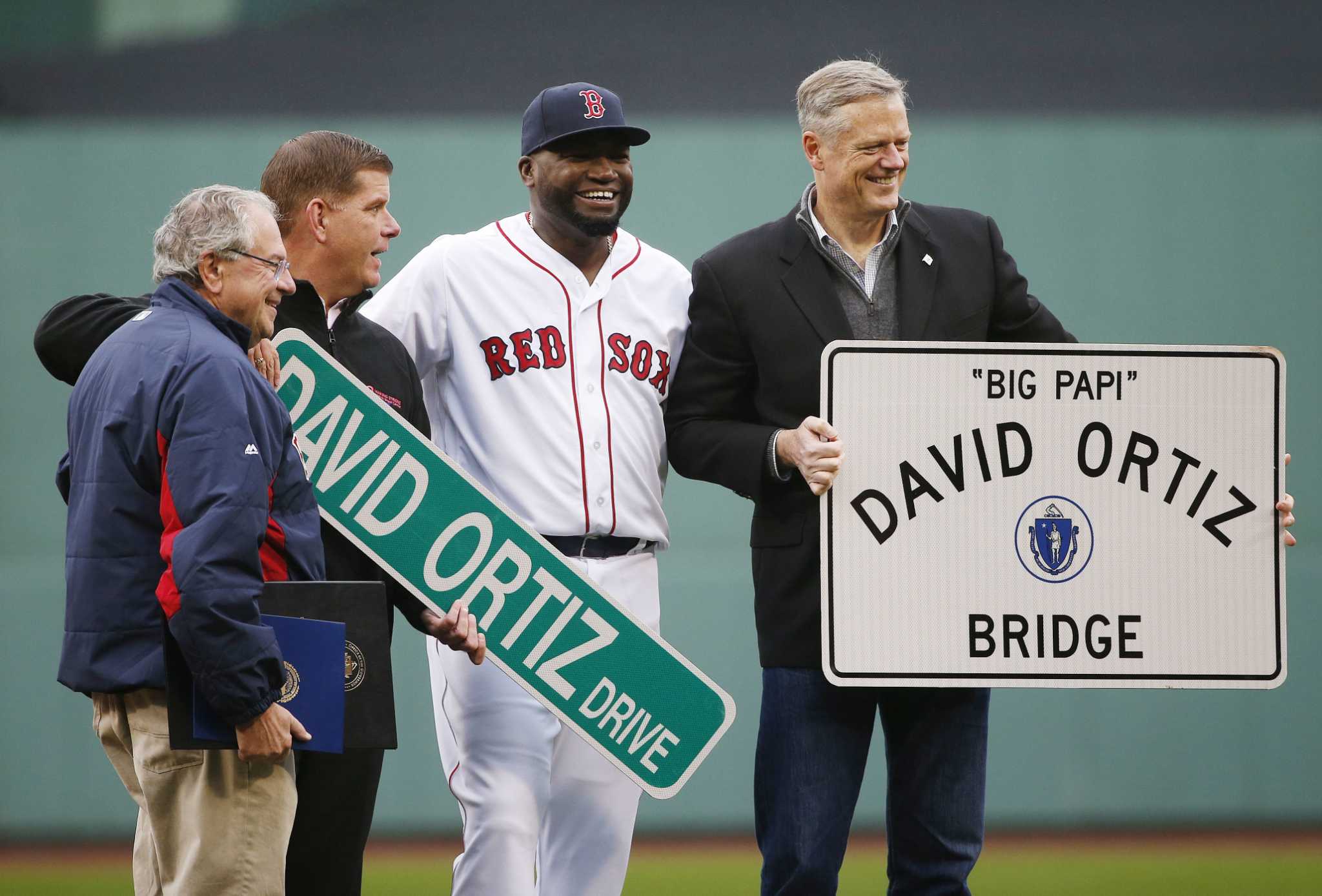 David Ortiz gives Alex Rodriguez a champagne shower while wearing