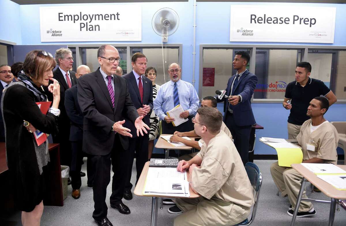 Photos Of Us Labor Secretary Thomas Perez Meeting With Inmates